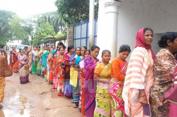 Long queues of women before gas agencies hits PM Modiâ€™s LPG scheme for women